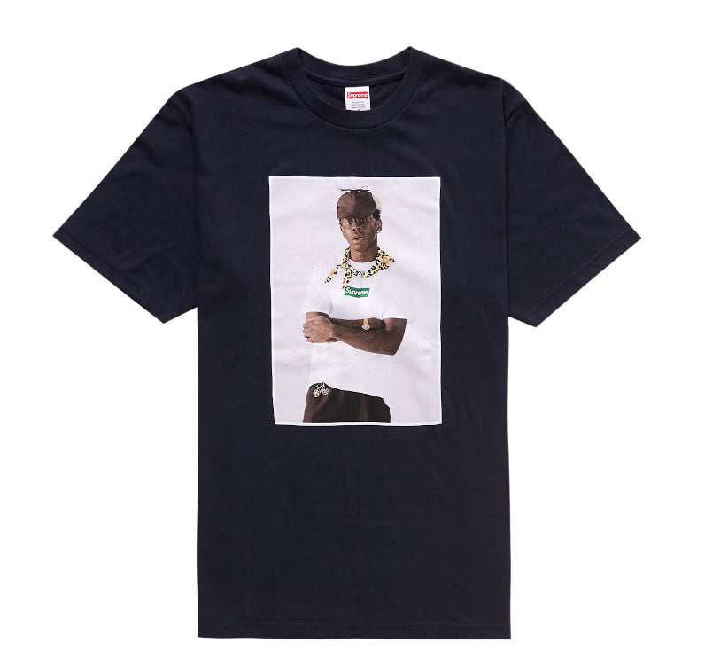 Schwarzes Supreme T-Shirt mit Lil Wayne Print der ein weißes Supreme Boxlogo T-Shirt trägt