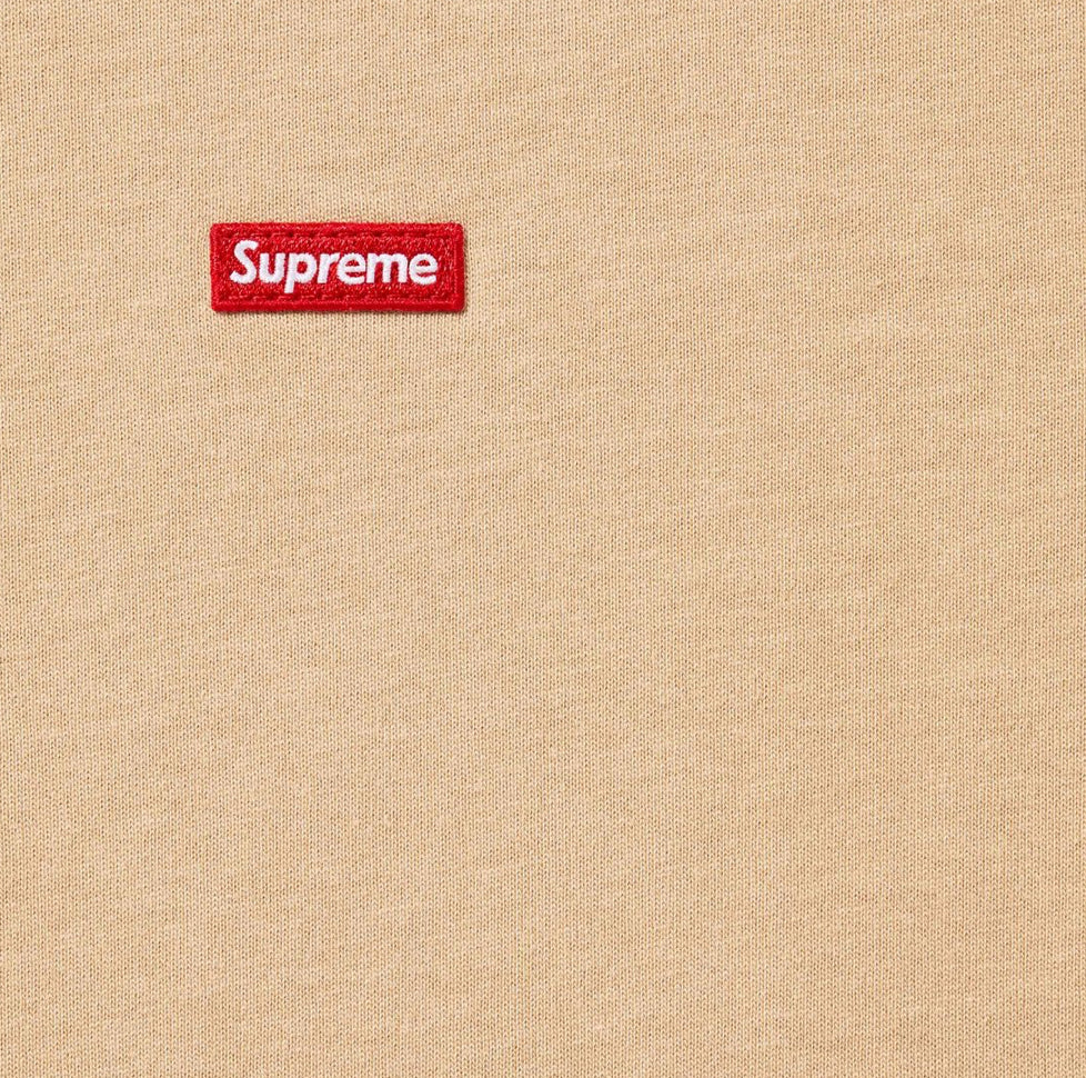 Close up eines roten mini Supreme Boxlogos auf beigen Stoff