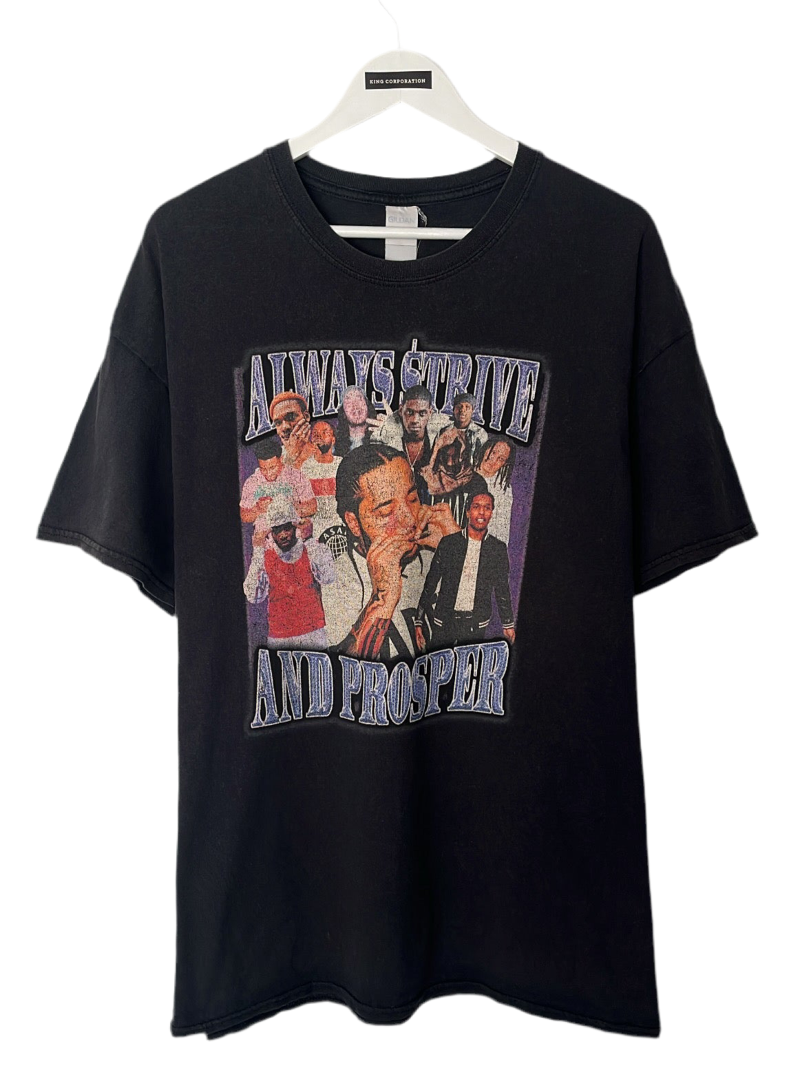 Schwarzes T-Shirt mit Always Strive and Prosper Print 