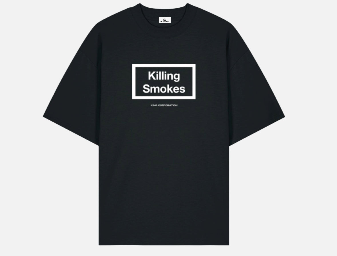 Schwarzes King Corporation T-Shirt mit Killing Smokes Logo Print im Boxy Fit