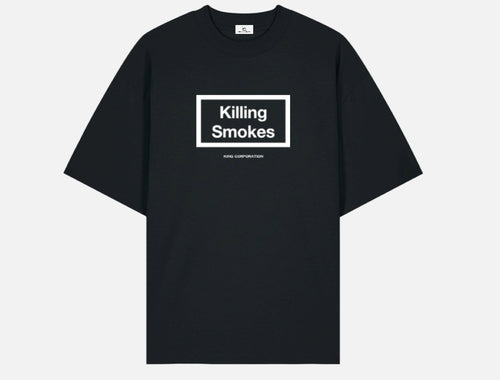 Schwarzes King Corporation T-Shirt mit Killing Smokes Logo Print im Boxy Fit