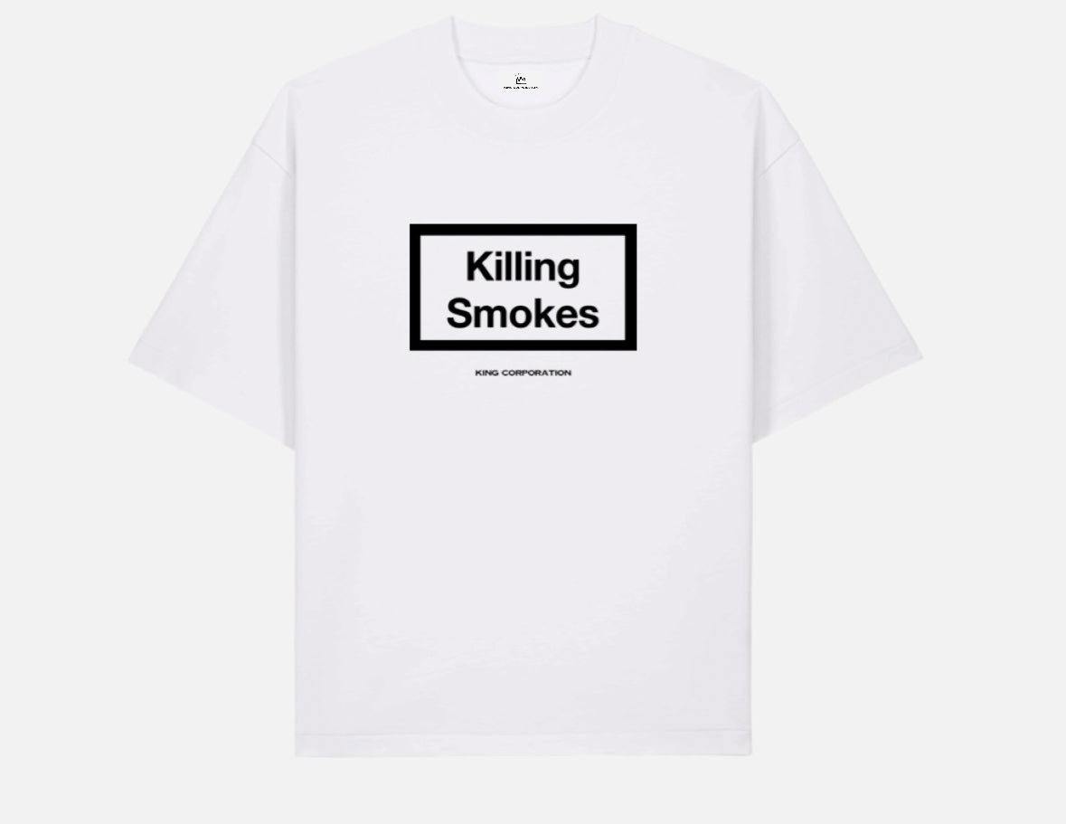 Weißes King Corporation T-Shirt mit Killing Smokes Logo Print im Boxy Fit
