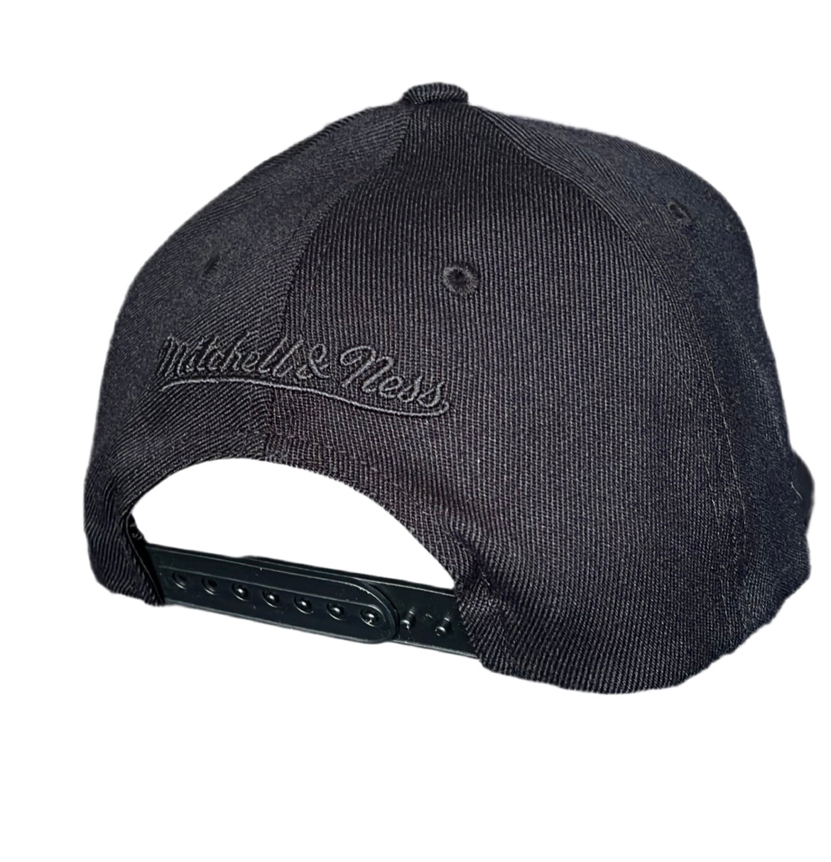 Close Up der Rückseite der schwarzen King Corporation Snapback mit Mitchell&Ness Logo