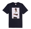Schwarzes Supreme T-Shirt mit Lil Wayne Print der ein weißes Supreme Boxlogo T-Shirt trägt