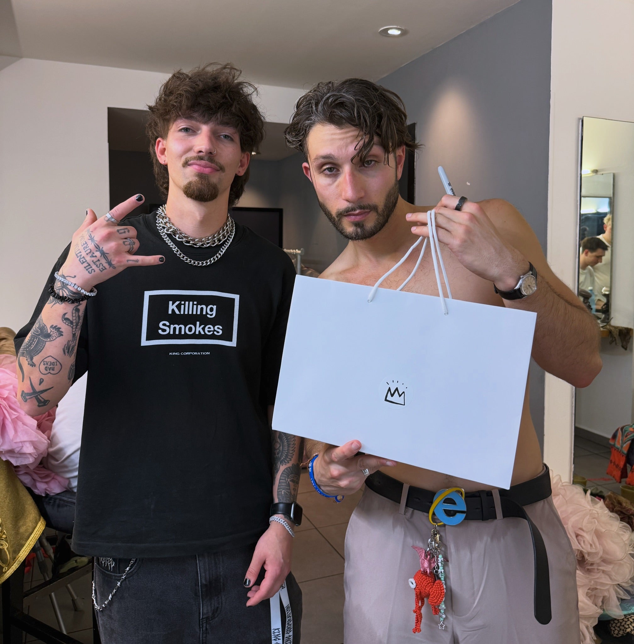 Künstler bbno$ vor Konzert im Look der King Corporation Streetwear-Kollektion Killing Smokes