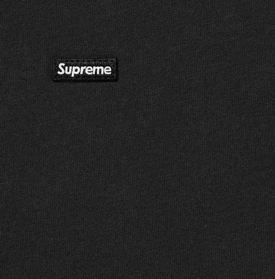 Close up eines schwarzen mini Supreme Boxlogos mit schwarzen Stoff