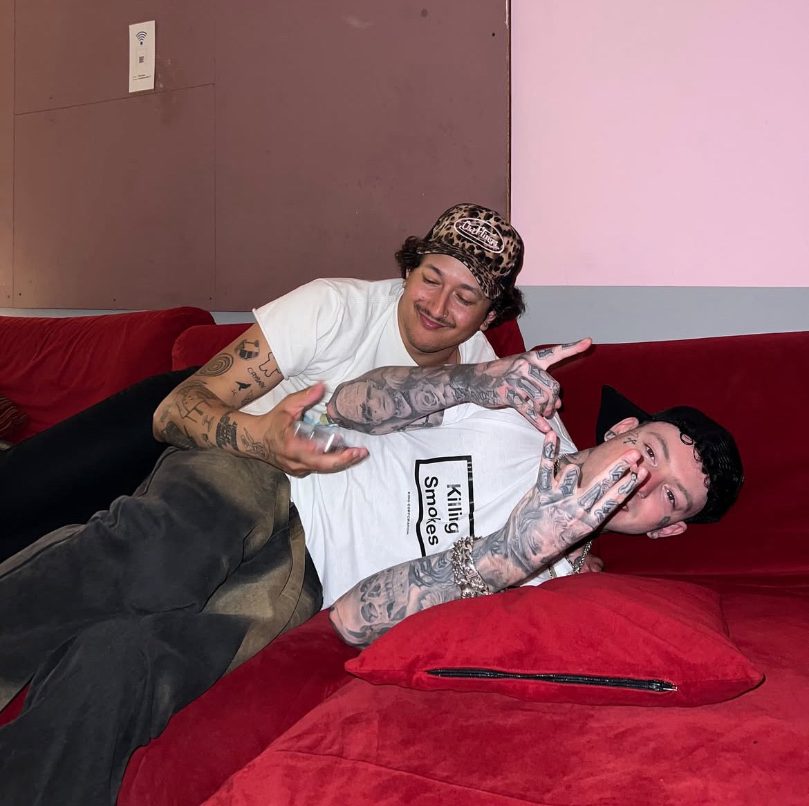 Künstler Brennan Savage vor Konzert im Look der King Corporation Streetwear-Kollektion Killing Smokes