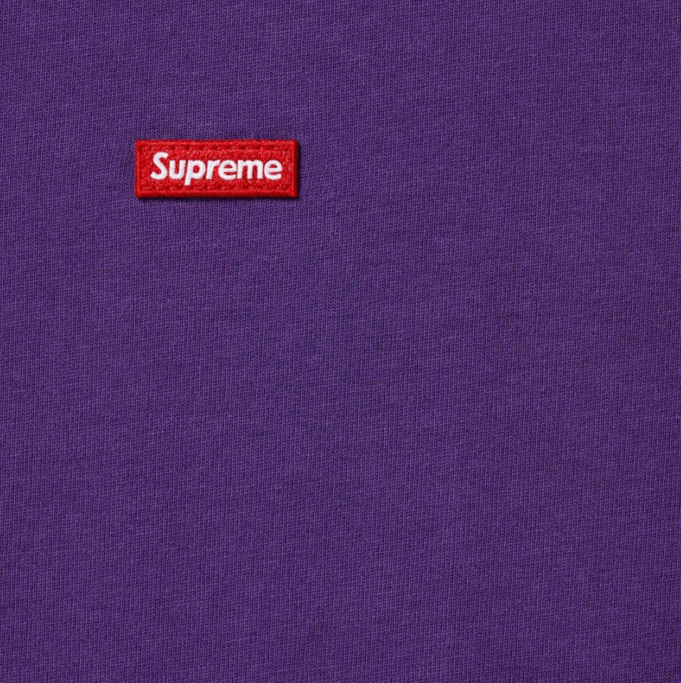 Close up eines roten mini Supreme Boxlogos auf lila Hintergrund