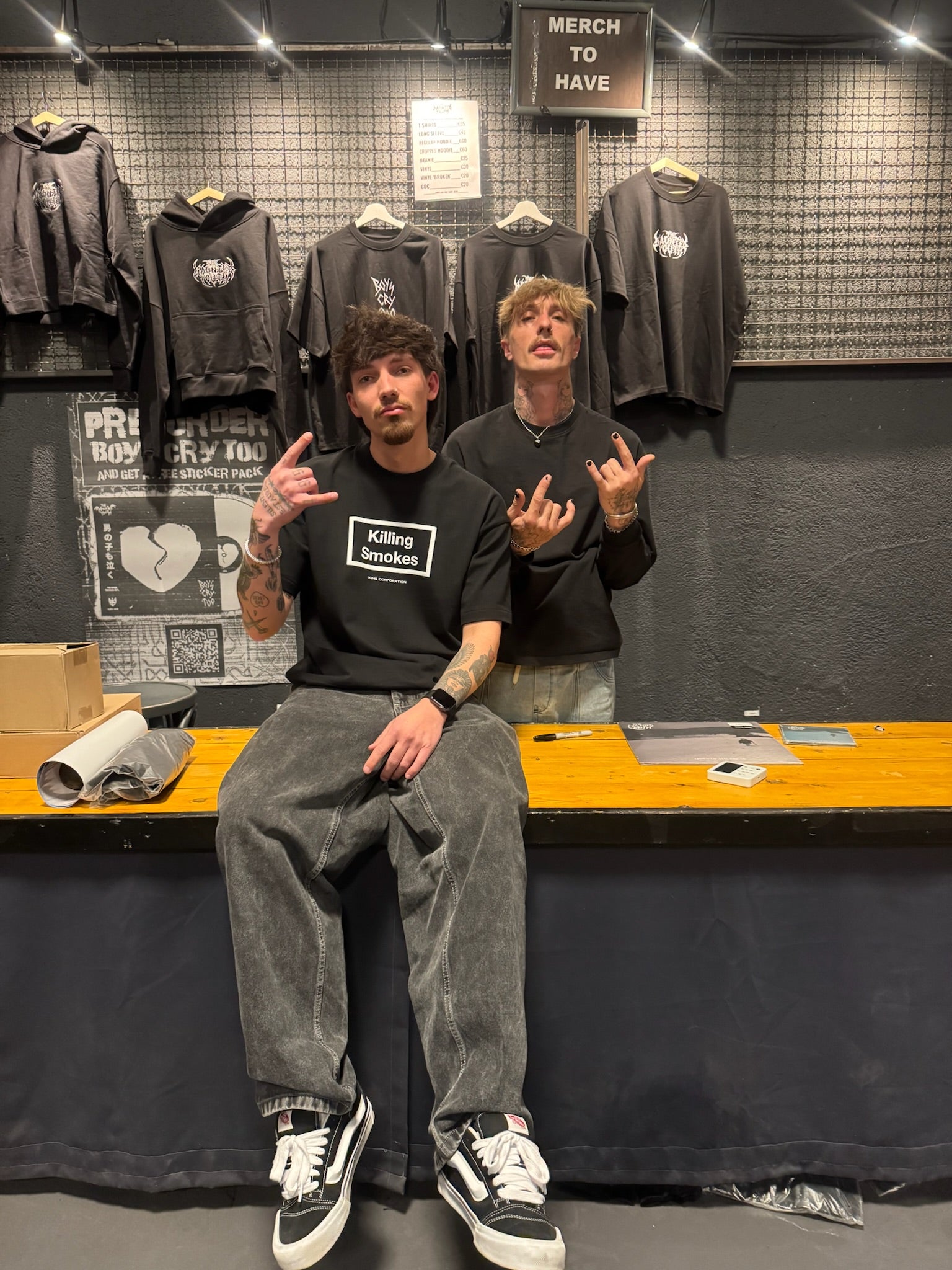 Künstler vor Konzert am Merch Verkauf  im Look der King Corporation Streetwear-Kollektion Killing Smokes
