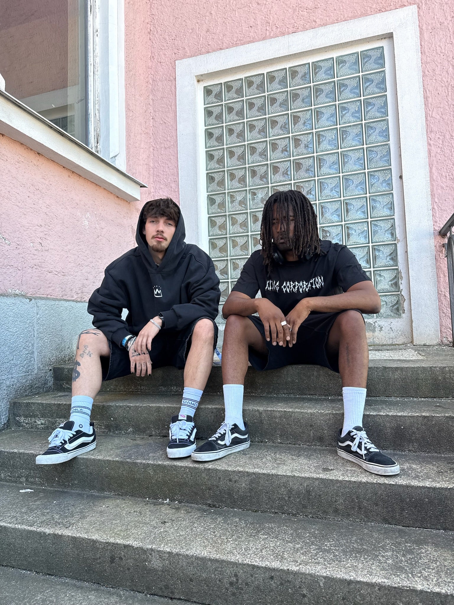 Künstler Dews Pegahorn im Look der King Corporation Streetwear-Kollektion