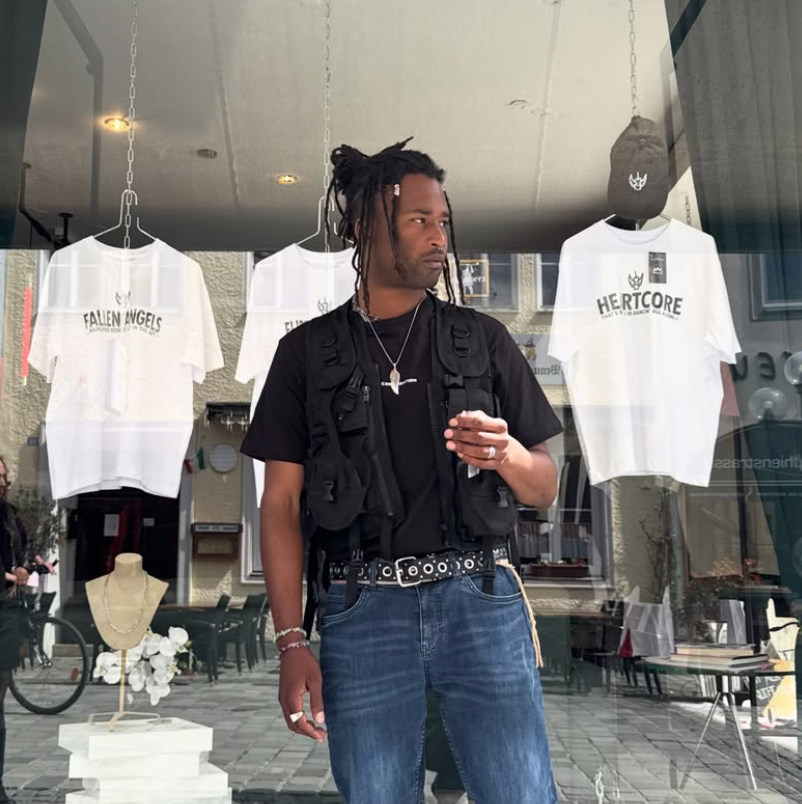 Künstler Dews Pegahorn mit der King Corporation Streetwear-Kollektion