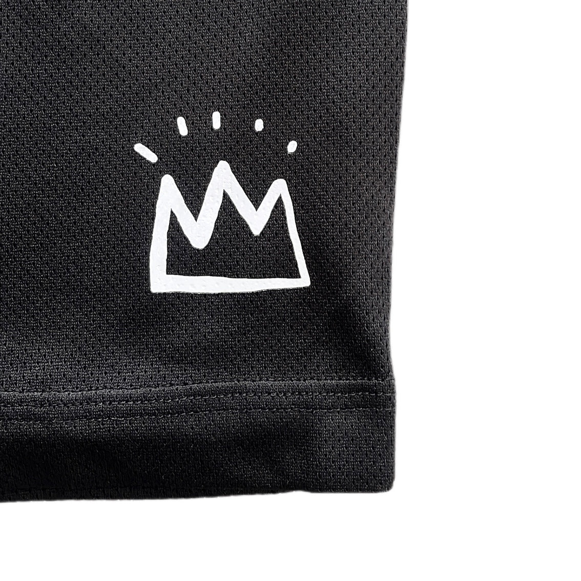 Close Up des King Corporation Crown Logo Print auf der Schwarze King Corporation Short