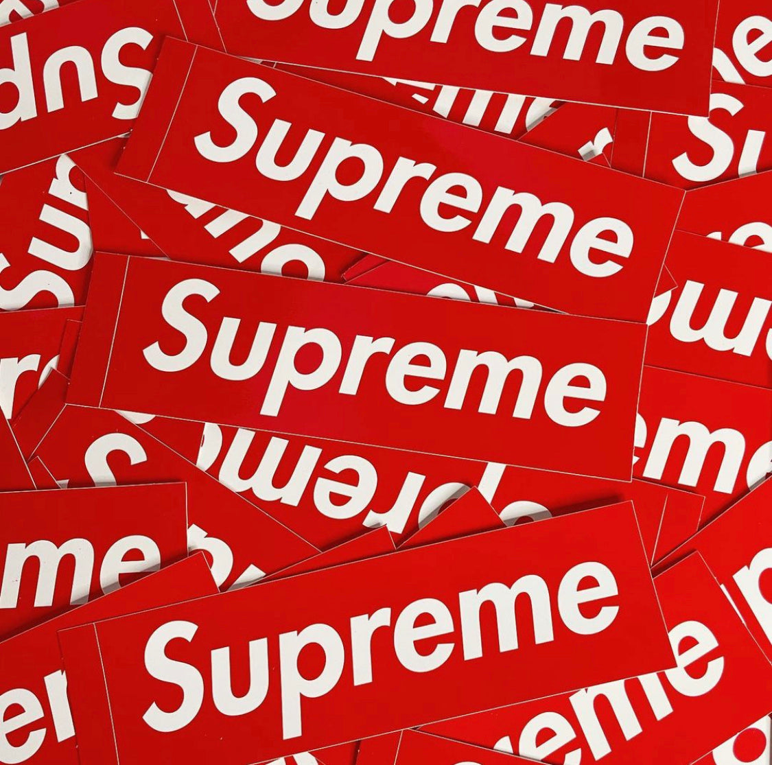 Vielzahl an den ikonischen Box Logo Stickern von Supreme
