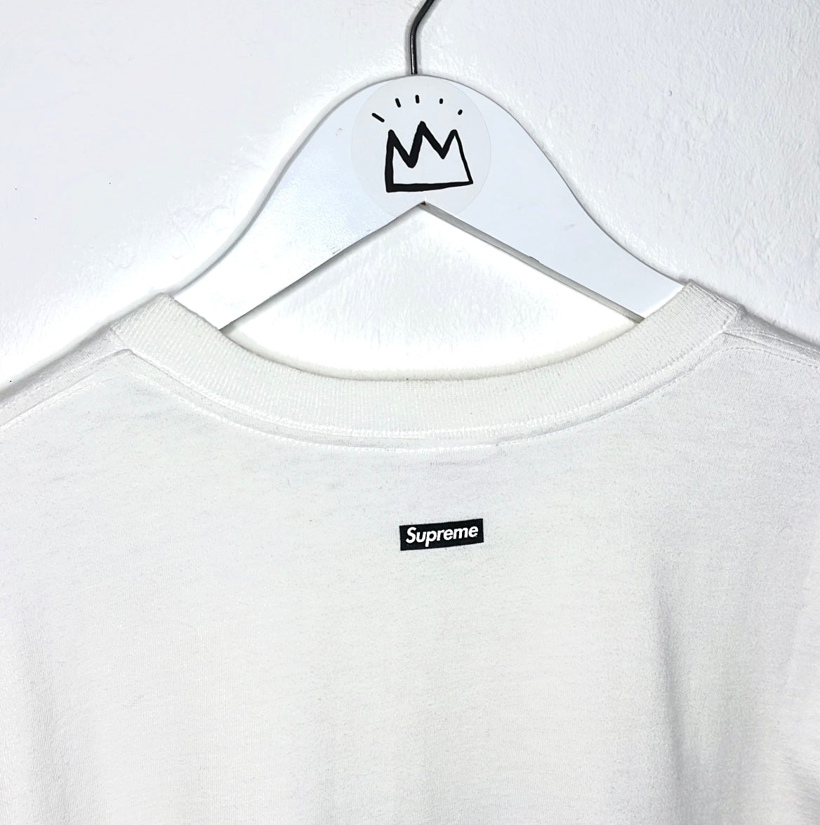 Close up eines schwarzen Mini Supreme Boxlogos auf einem weißen T-Shirt