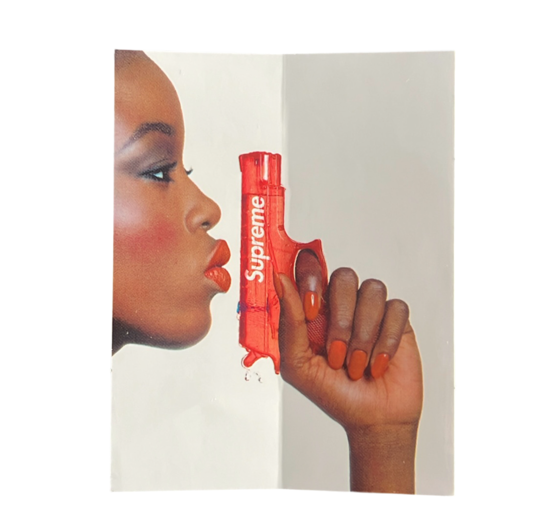 Supreme Waterpistol Sticker in Rot aus der Spring Summer 2021 Kollektion 